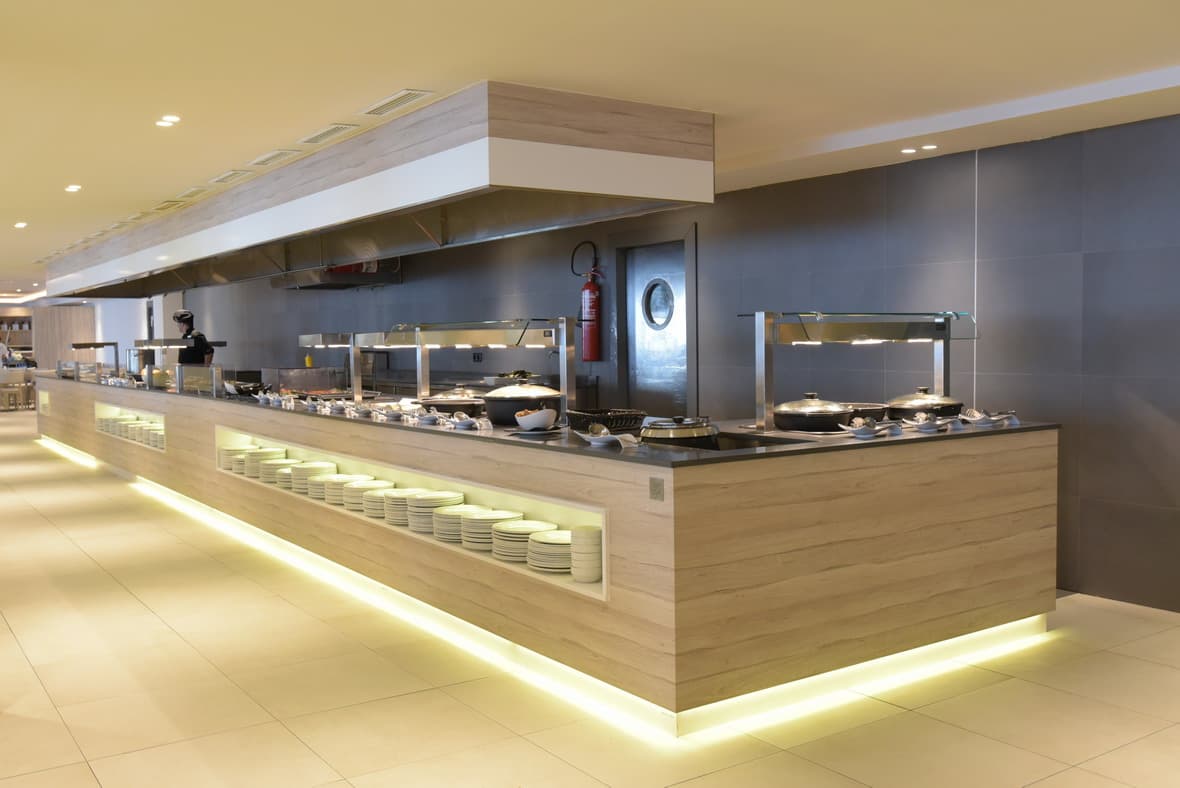 Línea de producción de SUPERBUFFET fabricando equipamiento para buffet en Riudoms